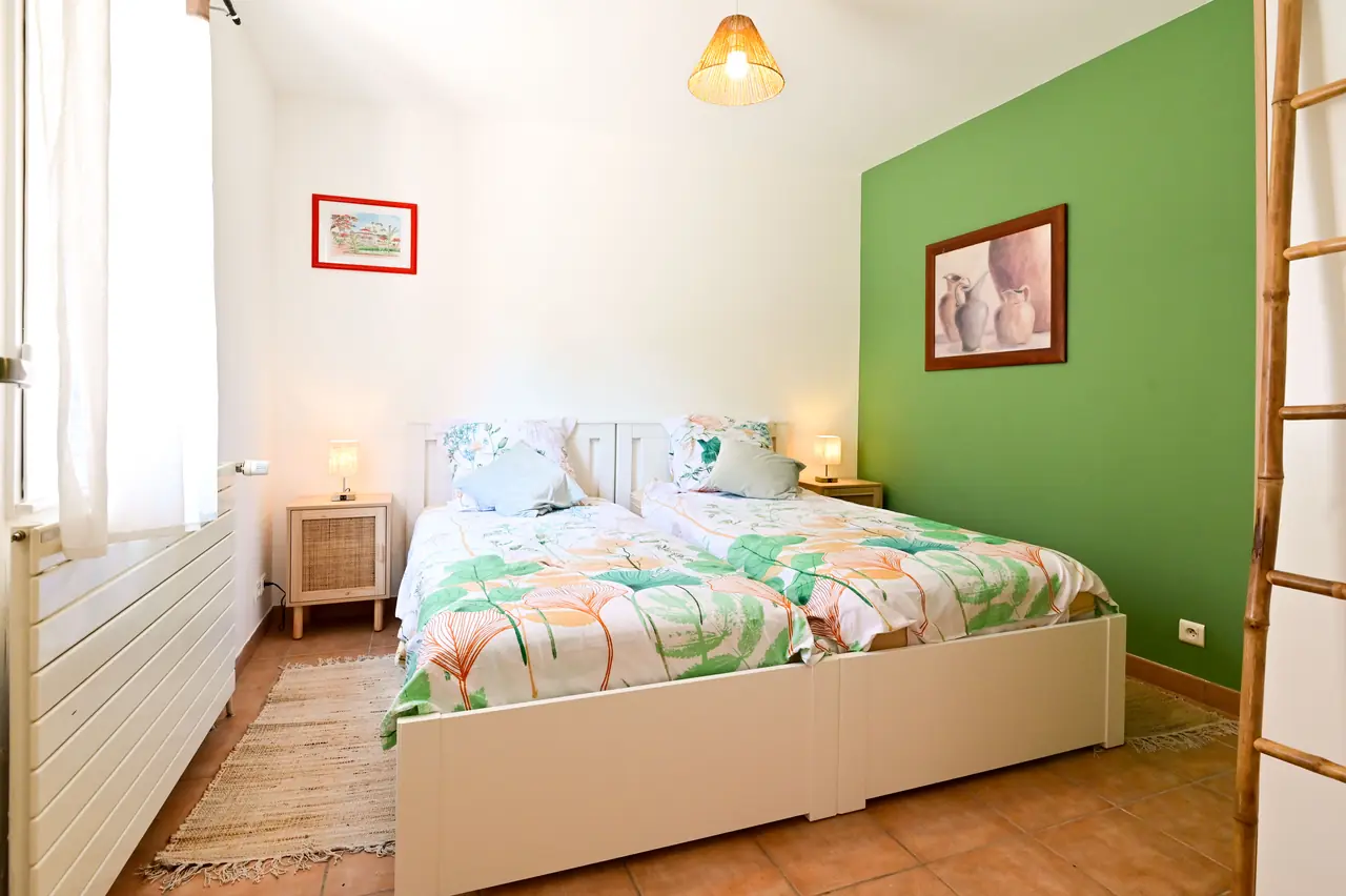 The Green Room, overall view