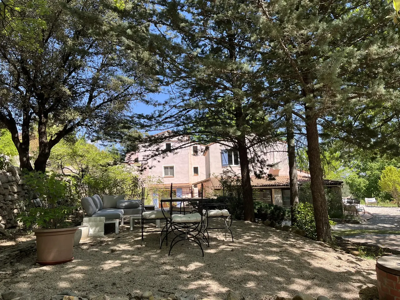 Un coin de calme sous les pins