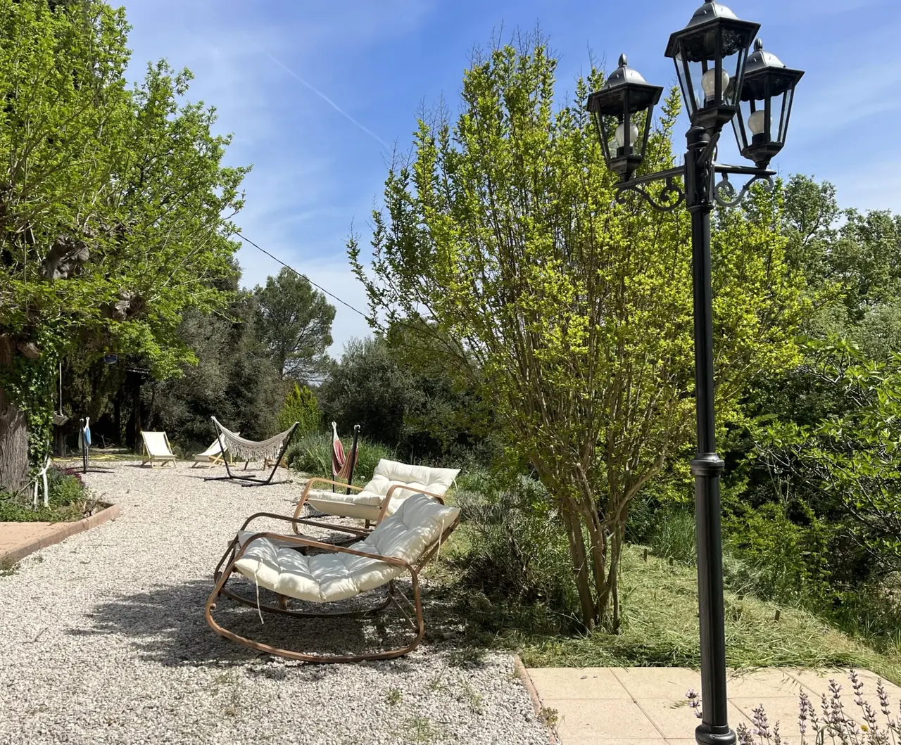 Chaises longues dans le jardin