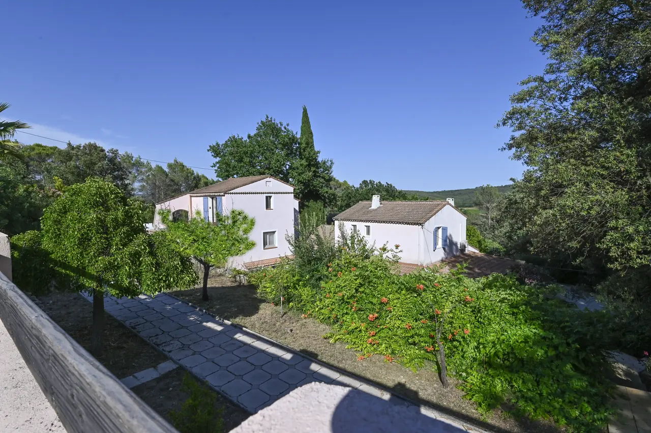 La maison du domaine vue depuis les hauteurs du parc
