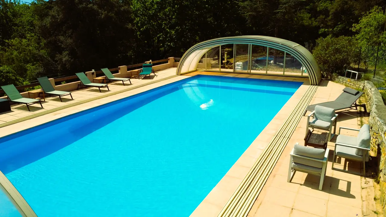 La piscine et ses transats