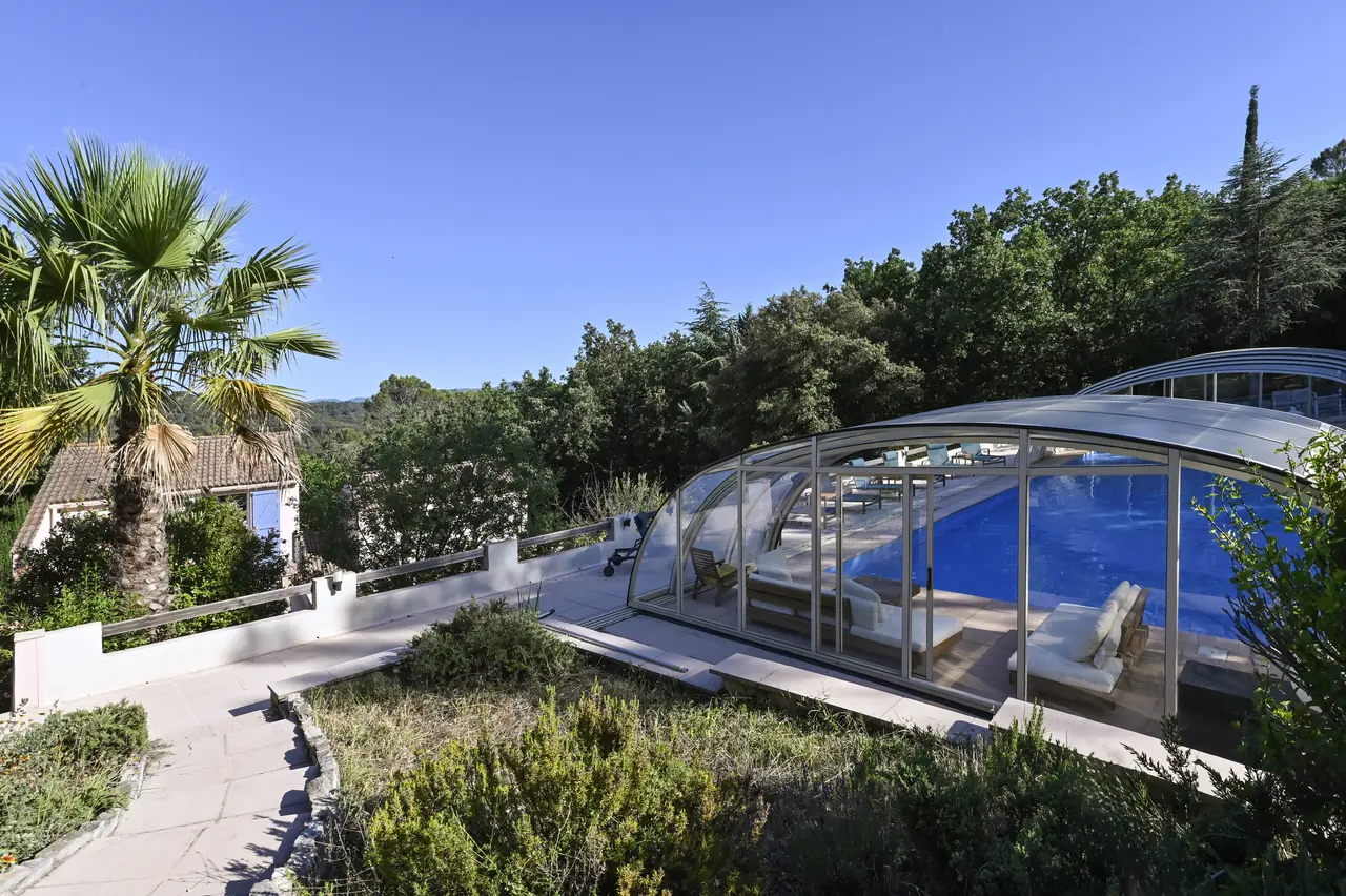 La piscine dans la verdure du parc