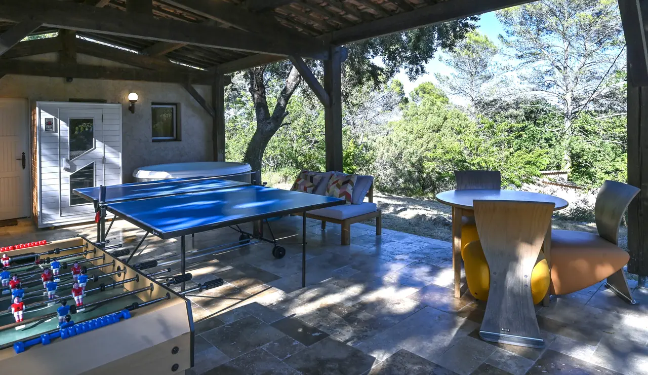 Ping-pong et baby-foot sous la terrasse couverte
