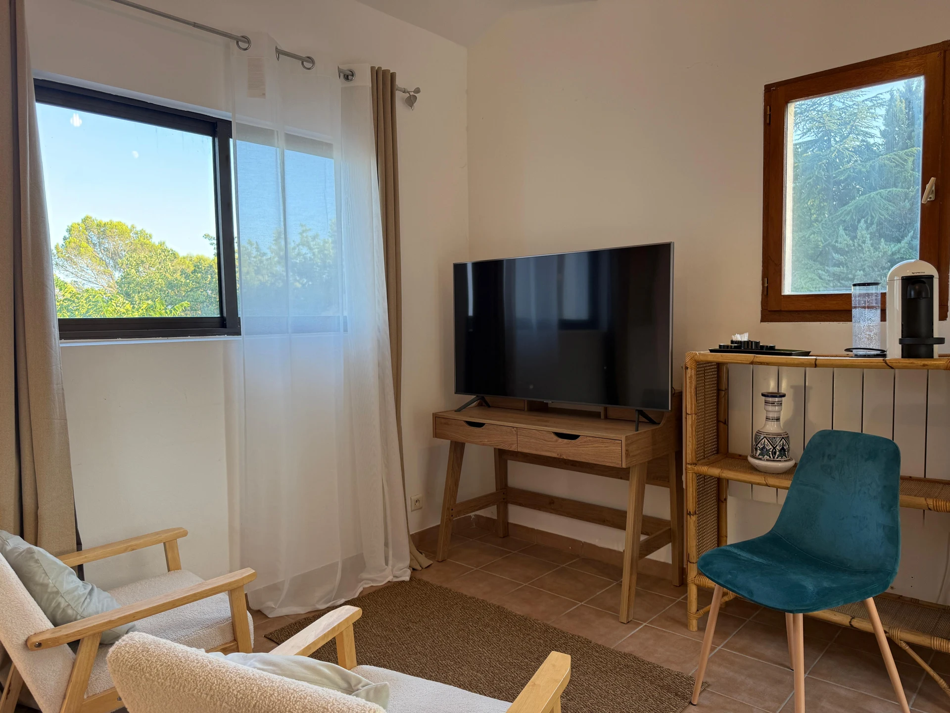Private sitting room with TV and desk of the Blue Suite at Domaine de l'Issole