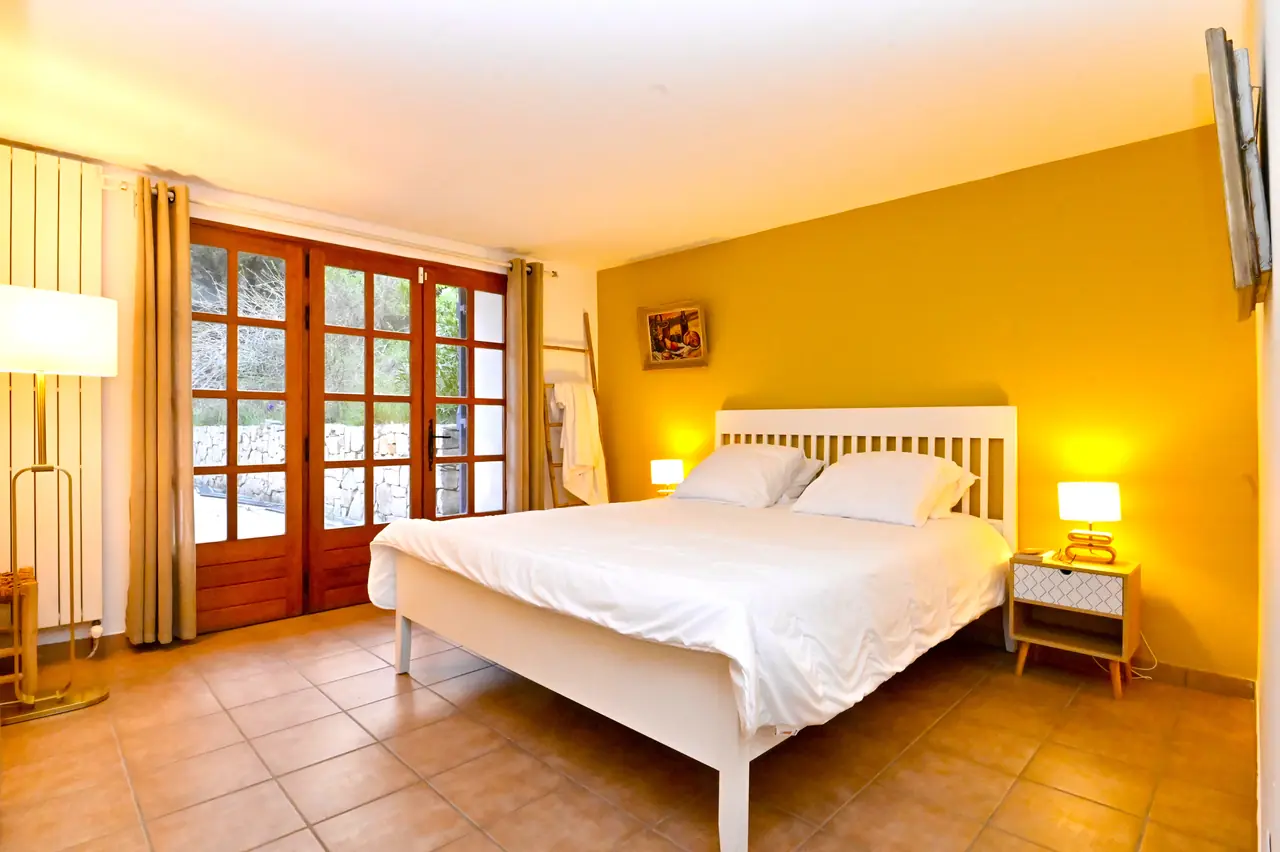 La Suite Jaune, lumineuse, au rez-de-chaussée