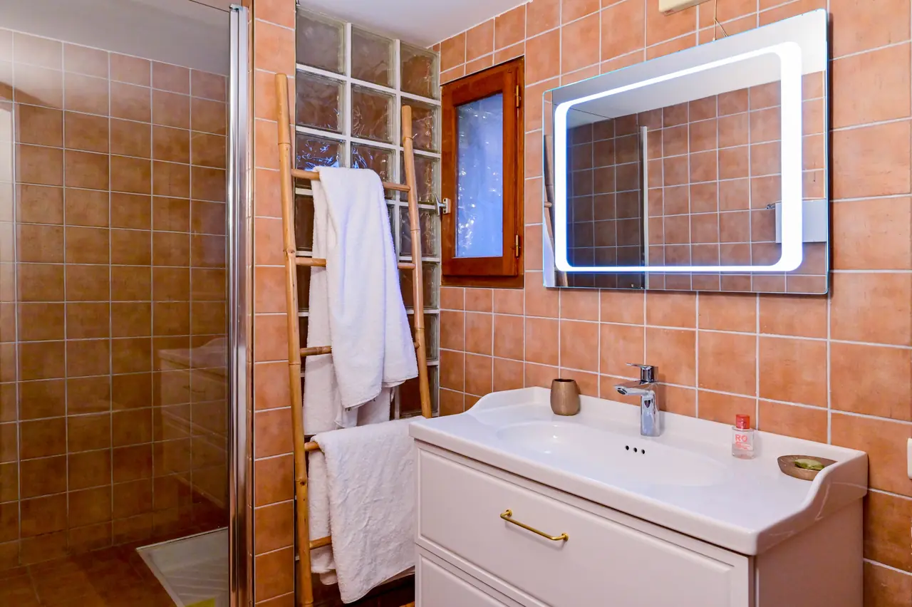 Yellow Suite shower room