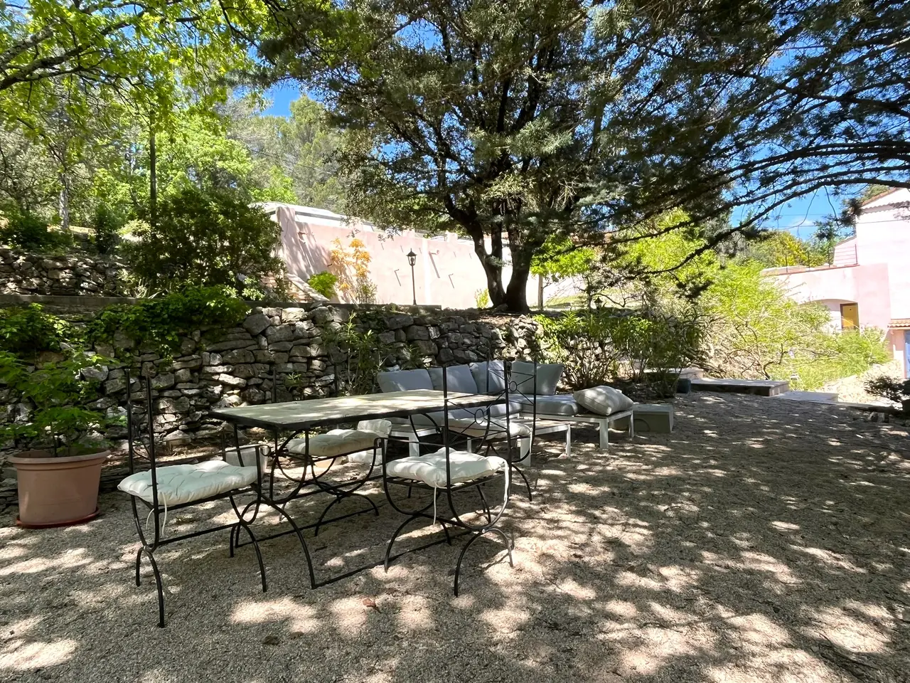 Atelier informel à la table de pierre