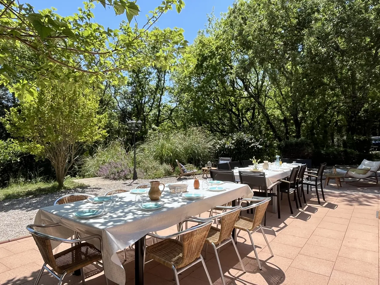 La grande tablée de la terrasse principale