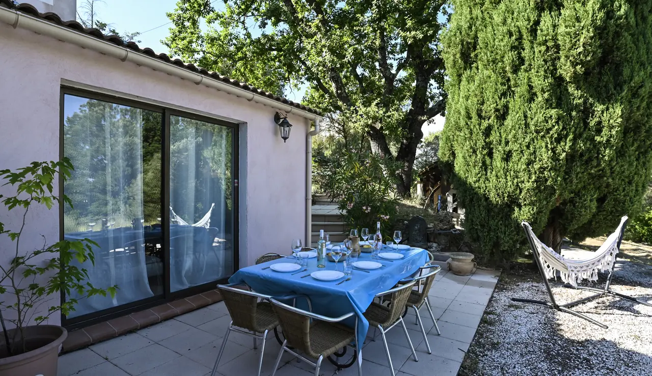 Terrasse et table devant la maison
