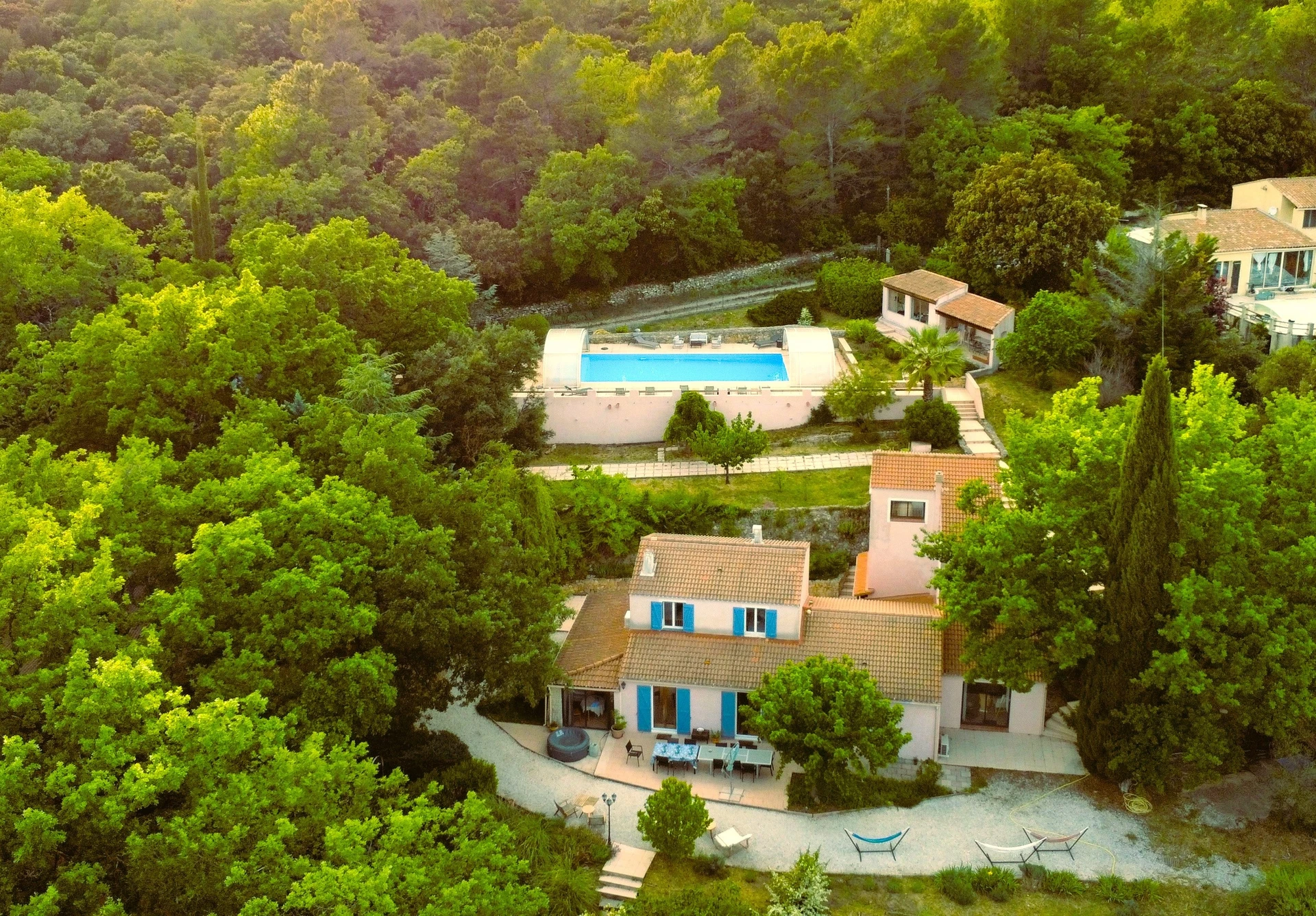 Vue aérienne du Domaine de l'Issole dans le Var, maison et piscine dans les chênes