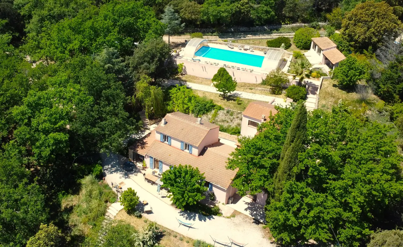 Vue aérienne du Domaine de l'Issole et de son parc boisé dans le Var